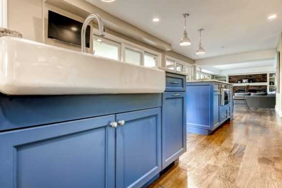 Daytona Traditional Blue Two Tone Wood Kitchen Cabinets