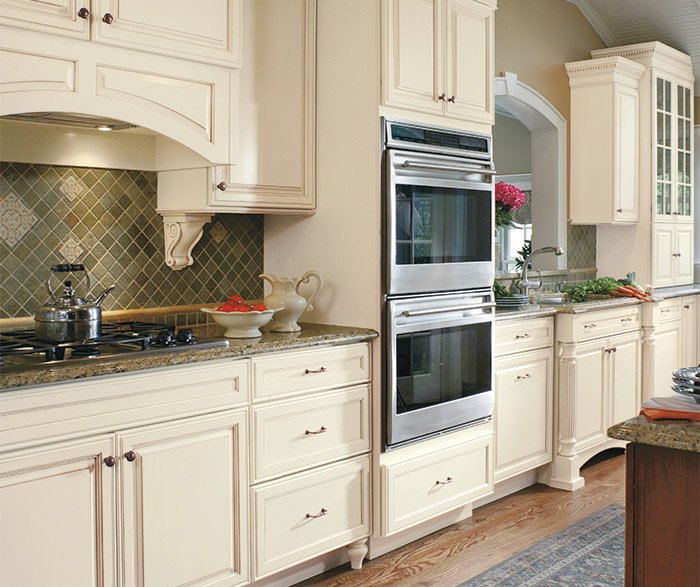 Small Kitchen Design With Traditional Cabinets | CD