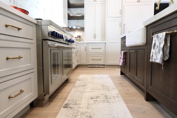 Modern Decora Kitchen Cabinets and White Quartz Countertops