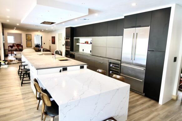 Modern Two Toned Kitchen Cabinets and Quartz Countertop(1)