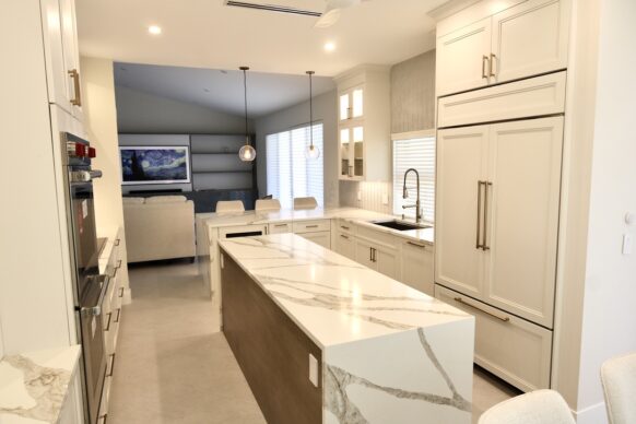 Traditional UltraCraft Kitchen Cabinets with Quartz Countertop