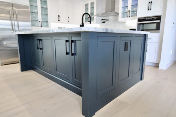 Two Tone Decora Kitchen Cabinets with Quartz Countertops