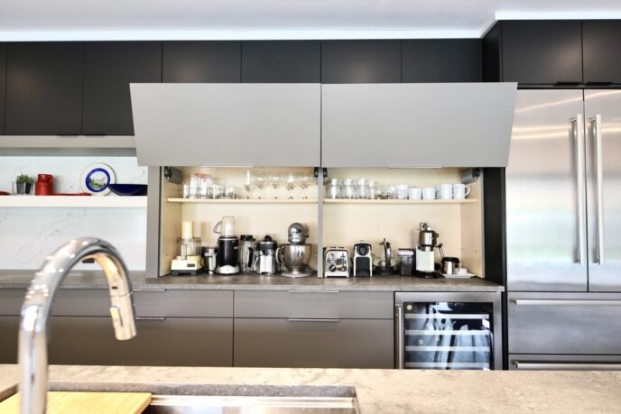 Ultra Modern Two Toned Kitchen Bar Cabinets and Quartz Countertops