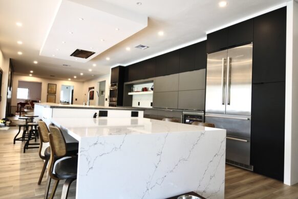 Ultra Modern Two Toned Kitchen Cabinets and Quartz Countertop